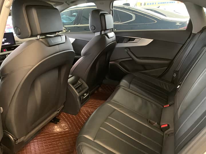 Фото 5 - Audi A4L