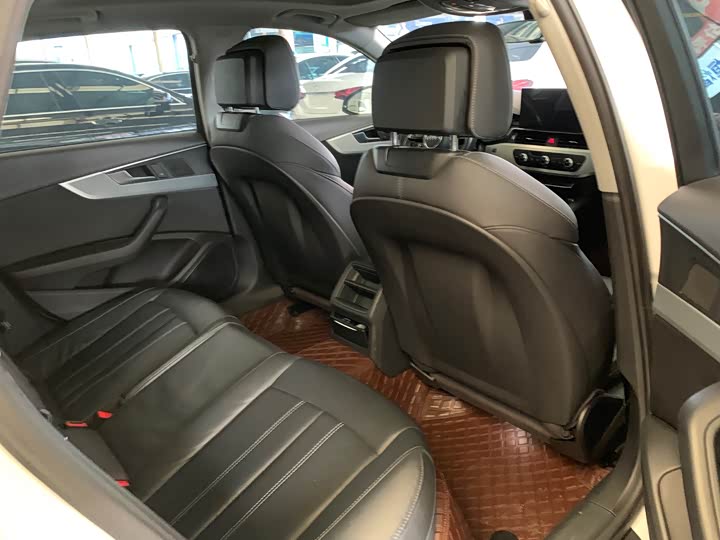 Фото 7 - Audi A4L