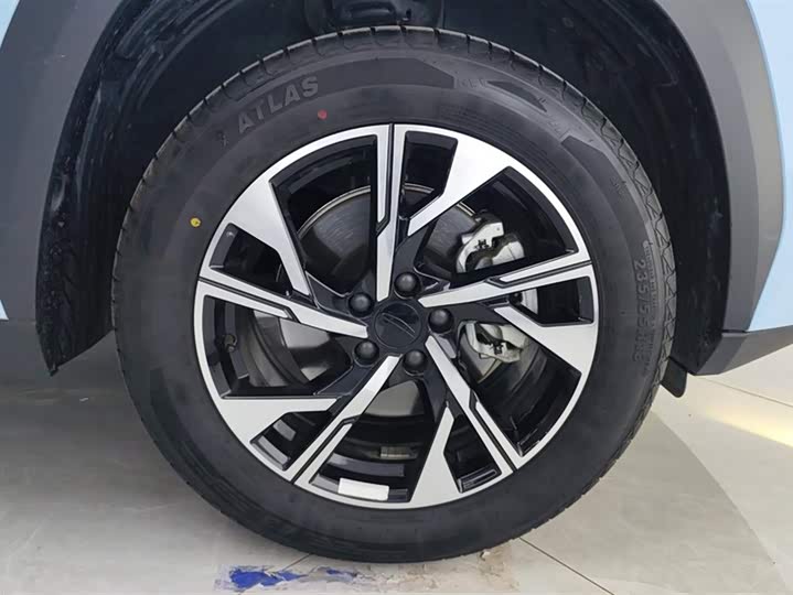 Фото 6 - Geely Atlas L