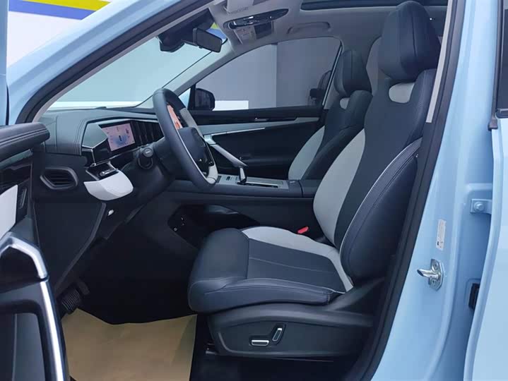 Фото 9 - Geely Atlas L