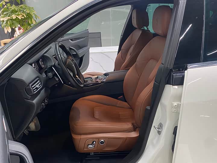 Фото 7 - Maserati Levante