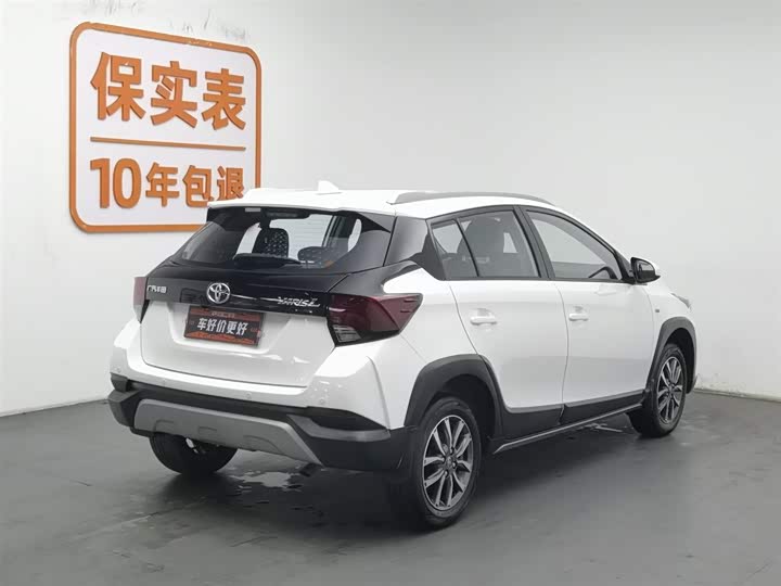 Фото 2 - Toyota Yaris L Hatchback