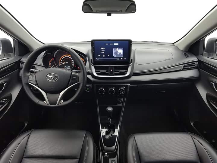 Фото 5 - Toyota Yaris L Hatchback