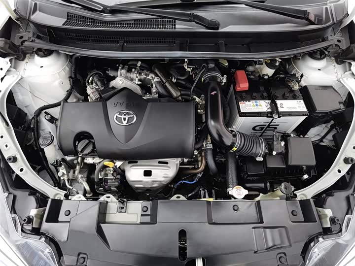 Фото 6 - Toyota Yaris L Hatchback