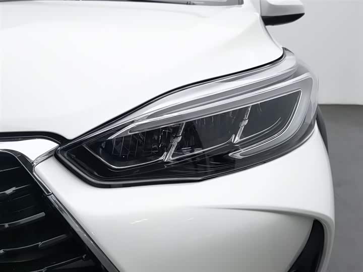 Фото 7 - Toyota Yaris L Hatchback