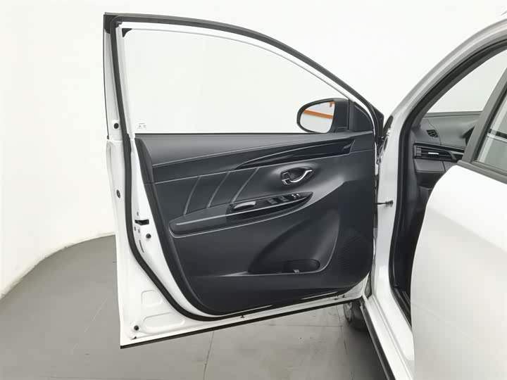 Фото 8 - Toyota Yaris L Hatchback