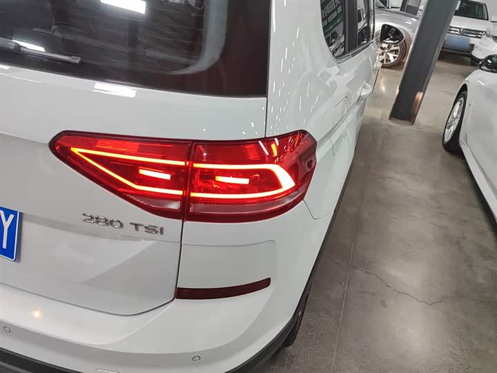 Фото 8 - Volkswagen Touran L