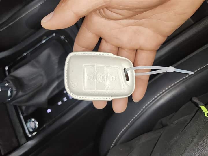 Фото 9 - Volkswagen Touran L