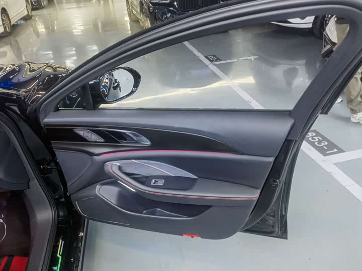 Фото 5 - Hongqi H6