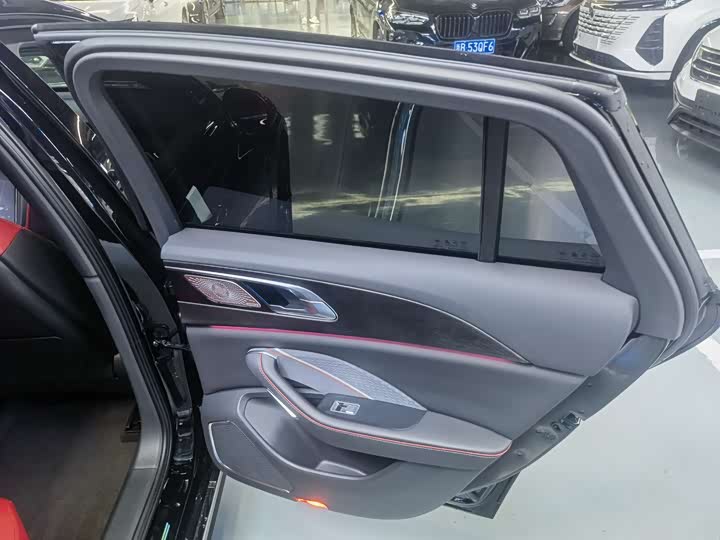 Фото 7 - Hongqi H6