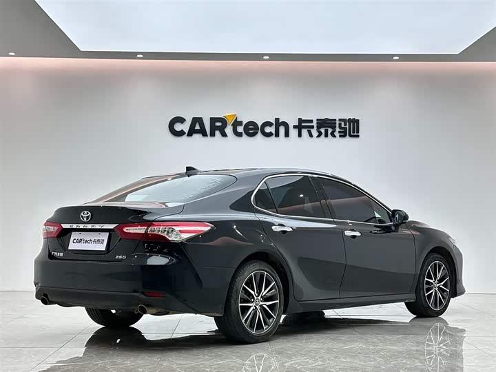 Фото 5 - Toyota Camry