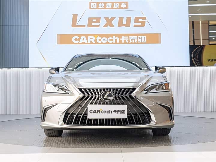 Фото 1 - Lexus ES