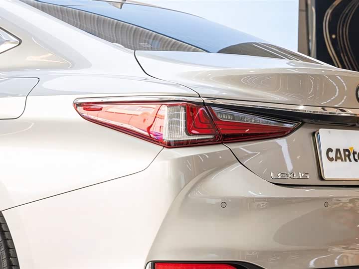 Фото 7 - Lexus ES