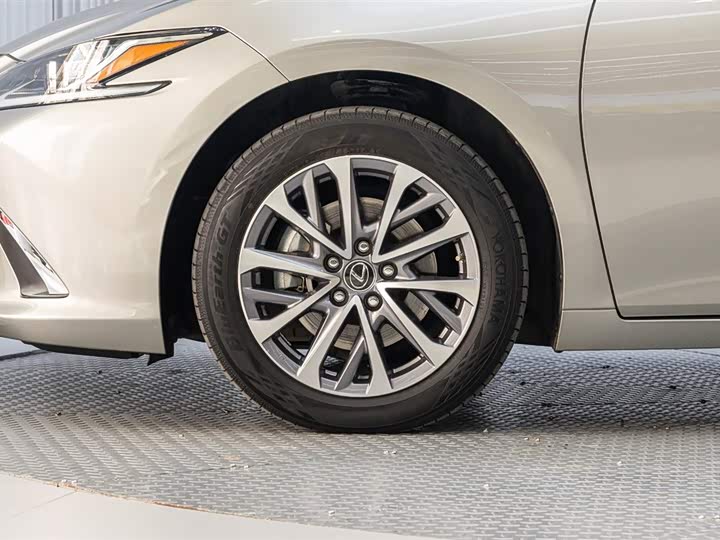 Фото 8 - Lexus ES