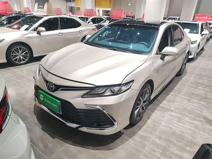 Фото 2 - Toyota Camry