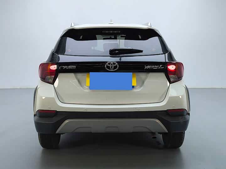 Фото 3 - Toyota Yaris L Hatchback