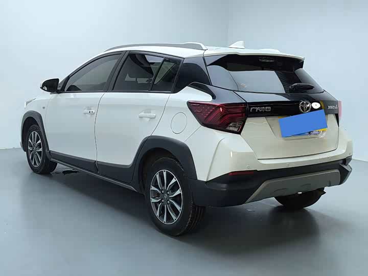 Фото 5 - Toyota Yaris L Hatchback