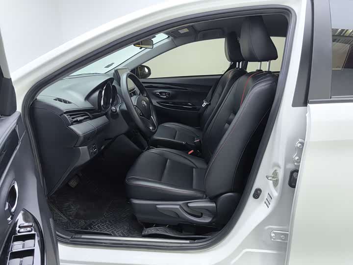 Фото 7 - Toyota Yaris L Hatchback