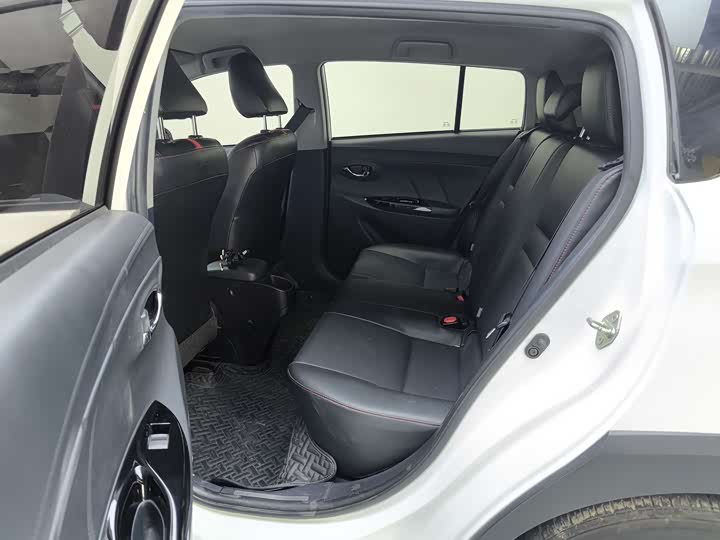 Фото 8 - Toyota Yaris L Hatchback