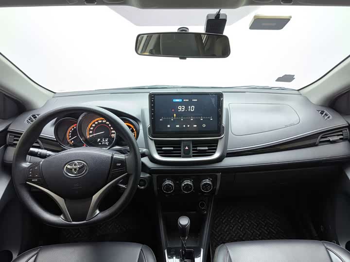 Фото 9 - Toyota Yaris L Hatchback