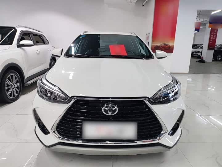 Фото 3 - Toyota Yaris L Hatchback