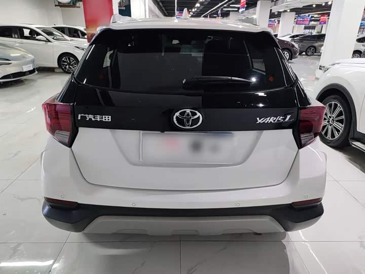 Фото 6 - Toyota Yaris L Hatchback