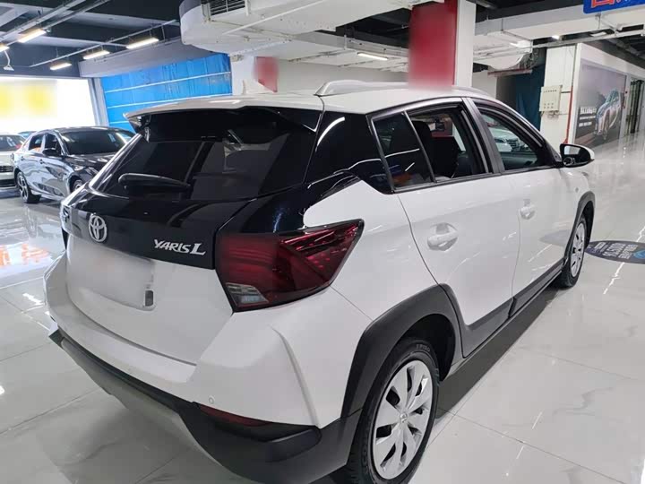 Фото 7 - Toyota Yaris L Hatchback