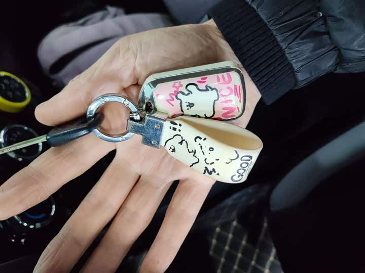 Фото 9 - Toyota Yaris L Hatchback