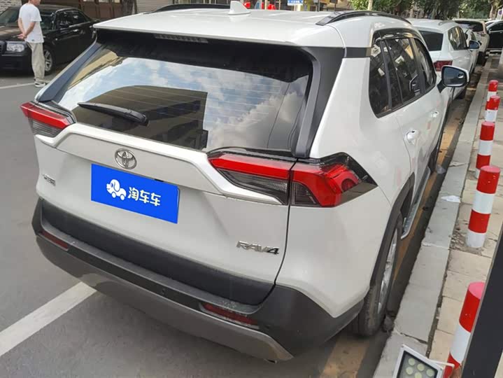 Фото 3 - Toyota RAV4