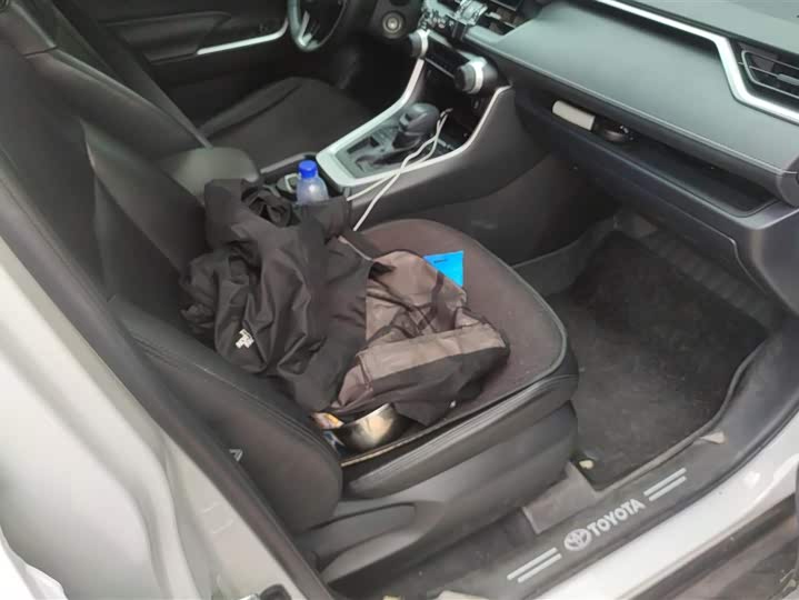 Фото 8 - Toyota RAV4