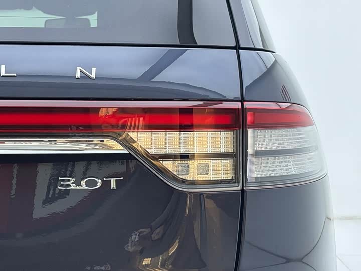 Фото 8 - Lincoln Aviator