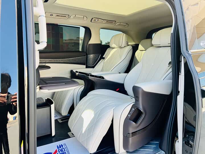 Фото 7 - Denza D9