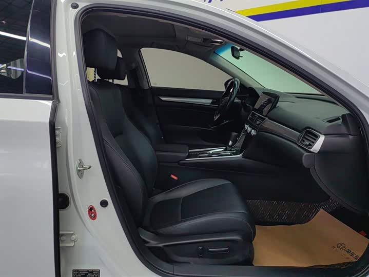 Фото 8 - Honda Accord