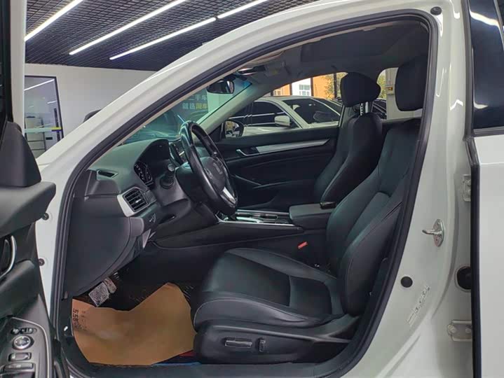 Фото 9 - Honda Accord