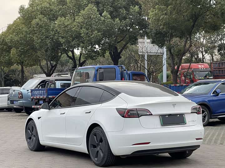 Фото 4 - Tesla Model 3