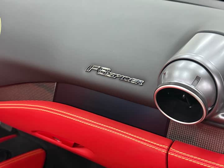 Фото 8 - Ferrari F8