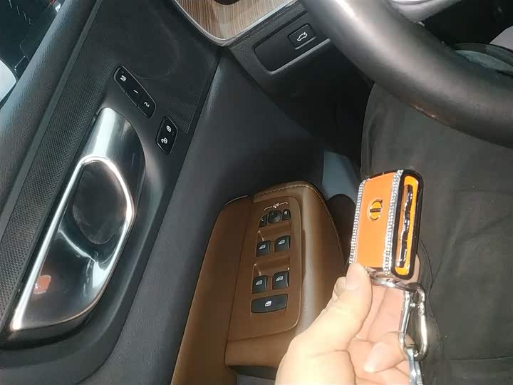 Фото 9 - Volvo XC60