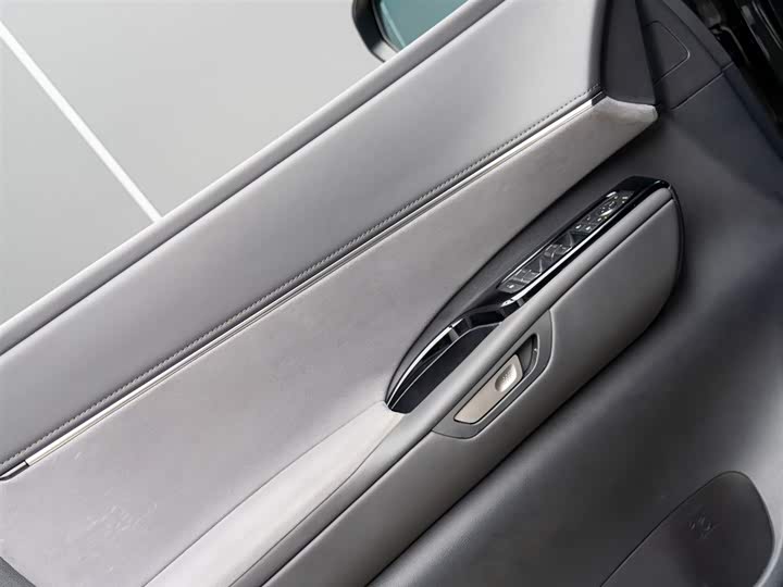 Фото 7 - Lexus LM