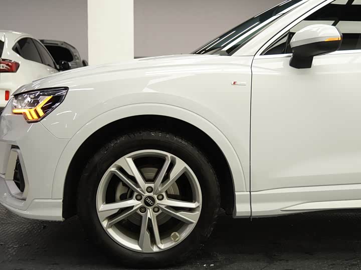 Фото 8 - Audi Q3