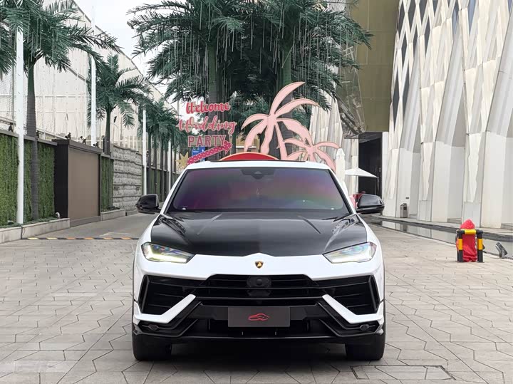 Фото 2 - Lamborghini Urus