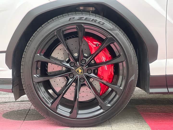 Фото 8 - Lamborghini Urus