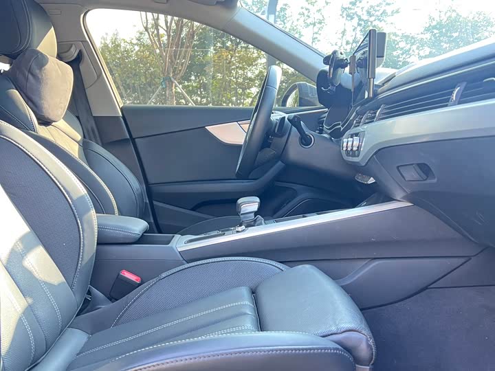 Фото 8 - Audi A4L