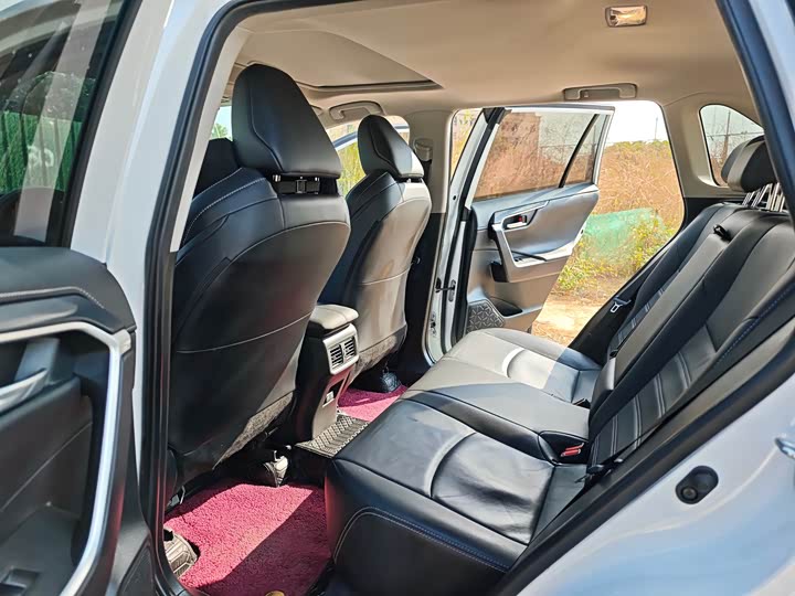 Фото 9 - Toyota Wildlander