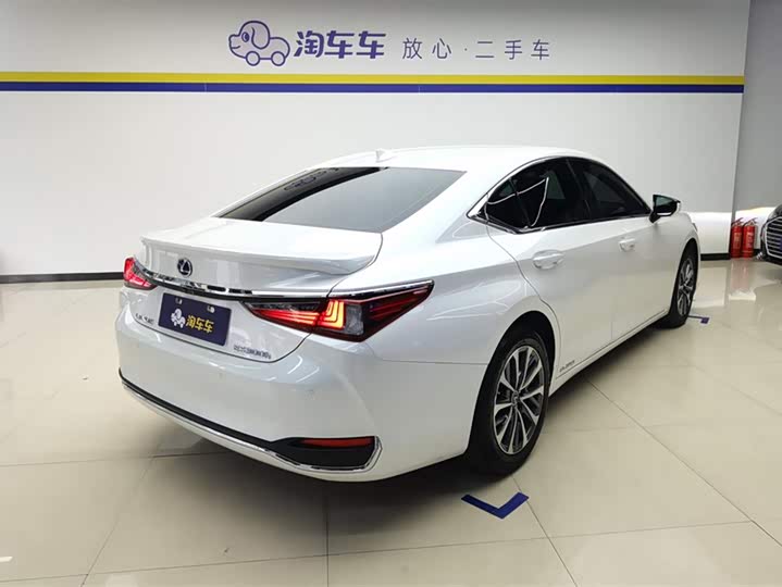 Фото 3 - Lexus ES