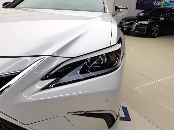 Фото 5 - Lexus ES