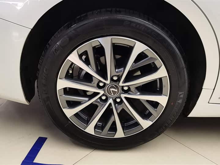 Фото 6 - Lexus ES