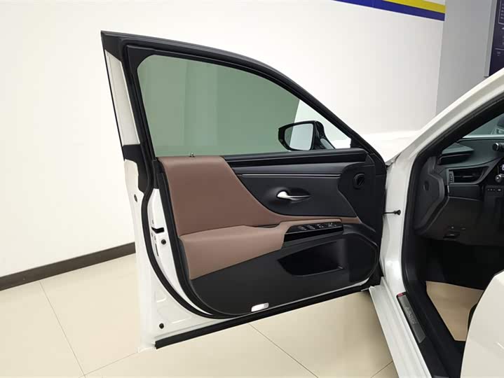 Фото 7 - Lexus ES