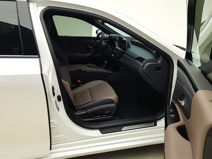 Фото 8 - Lexus ES