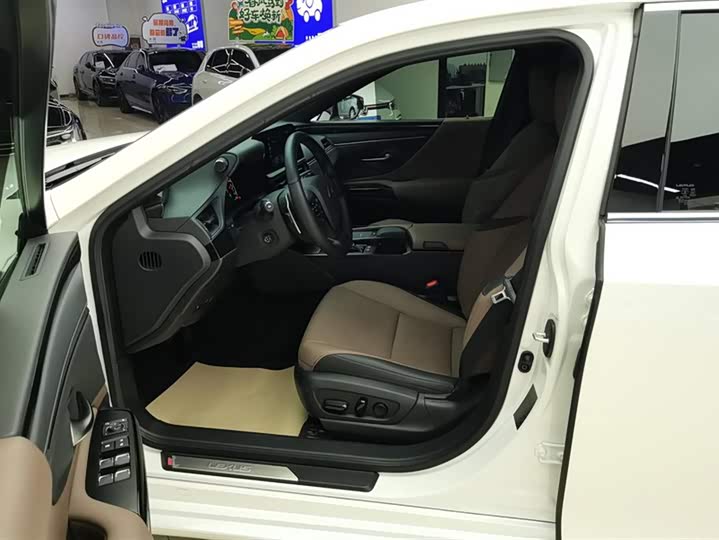 Фото 9 - Lexus ES