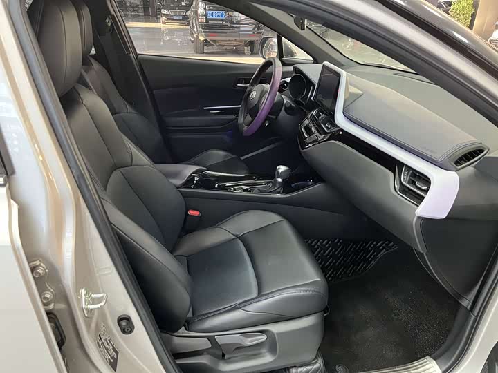 Фото 5 - Toyota C-HR